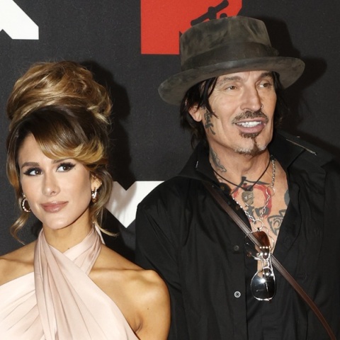 Όλα στη φόρα από τη σύζυγο του Τόμι Λι: Κάνει μπάνιο μία φορά την εβδομάδα...γιατί γεννήθηκε στην Ελλάδα