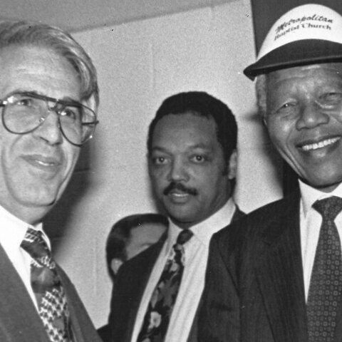 Ο Πρόεδρος του Ομίλου, δρ Γιώργος Β. Αποστολόπουλος με τον Νέλσον Μαντέλα