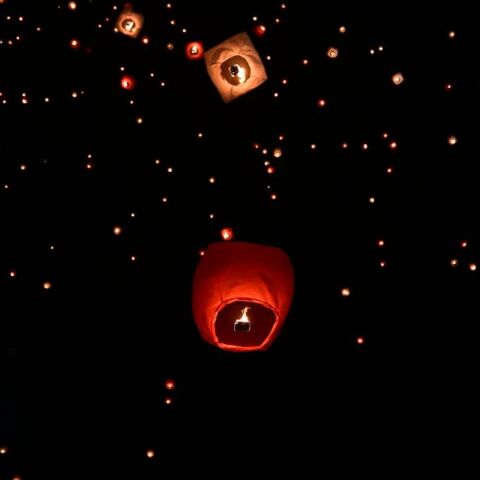 Γέμισε φαναράκια ο αττικός ουρανός για τη «Νύχτα των Ευχών»