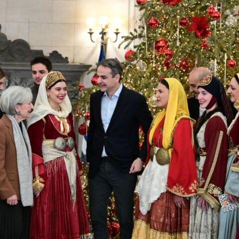 Ο Κυριάκος Μητσοτάκης άκουσε τα χριστουγγενιάτικα κάλαντα στο Μέγαρο Μαξίμου