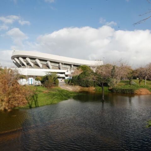 Σε «λίμνη» μετατράπηκε ο περιβάλλοντας χώρος του ΣΕΦ