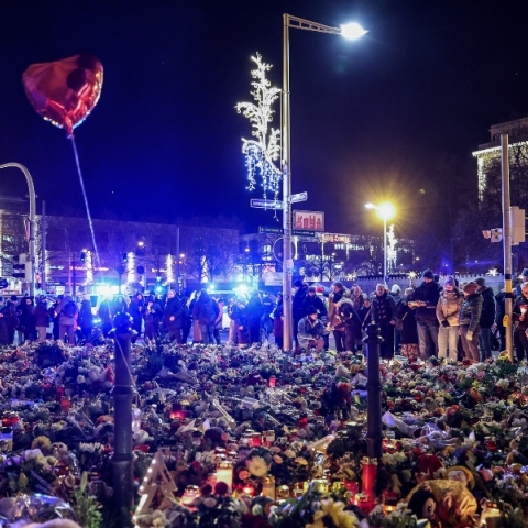 λουλουδια, κερια, κοσμος, δρομος