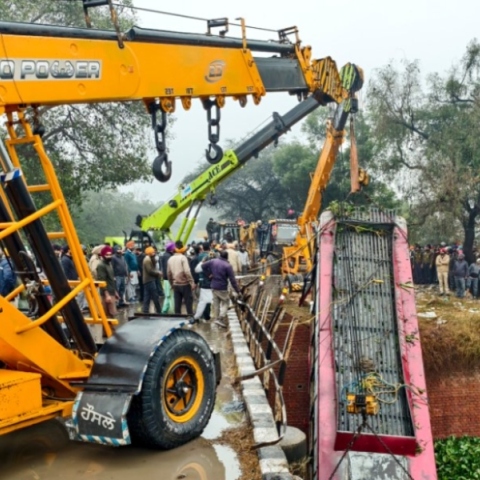 συνεργεία διάσωσης, συντριμμια λεωφορειου, περαστικοι