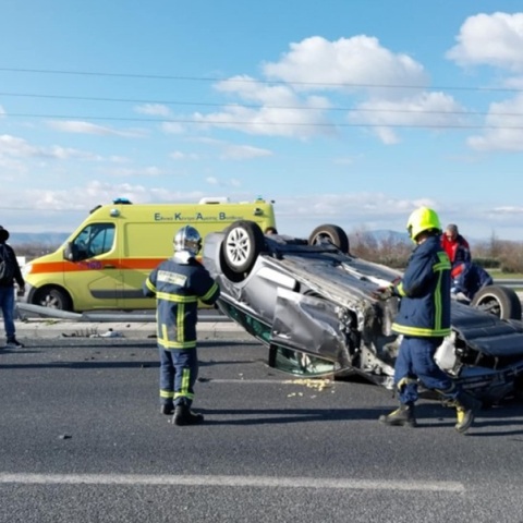 Σοβαρό τροχαίο στη Λάρισα: «Τούμπαρε» αυτοκίνητο - 4 άτομα στο νοσοκομείο 