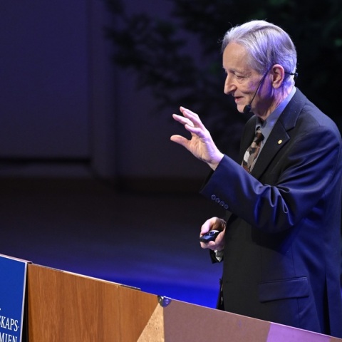 Ο «νονός» της Τεχνητής Νοημοσύνης απαντά: Μπορεί να καταστρέψει την ανθρωπότητα τα επόμενα 30 χρόνια;