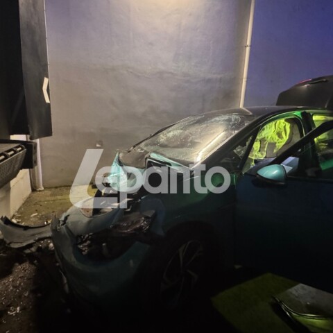 Ναύπακτος: Ηλεκτρικό αυτοκίνητο προσέκρουσε σε τοίχο σούπερ μάρκετ - «Κόλλησε» το γκάζι