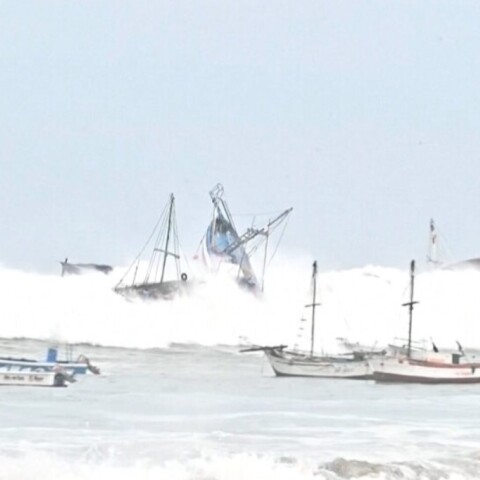 Περού: Πελώρια κύματα «καταπίνουν» σκάφη