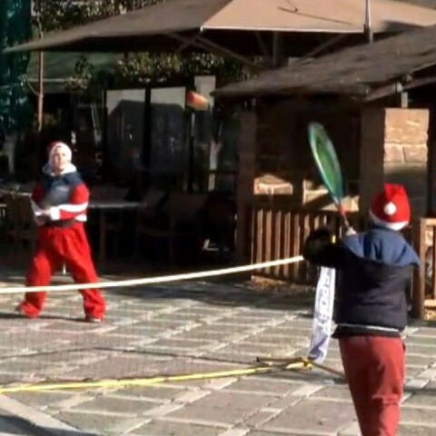 Πτολεμαΐδα: Τενίστες ντυμένοι Άγιοι Βασίληδες απολαμβάνουν το παιχνίδι στο κέντρο της πόλης