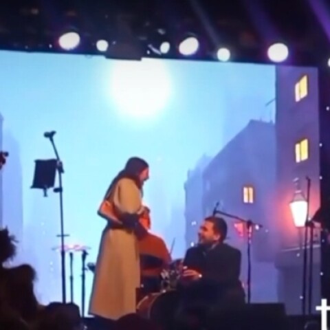 Τρίκαλα: Πρόταση γάμου on stage στον Μύλο των Ξωτικών...με συνθηματικό τον Νίκο Οικονομόπουλο