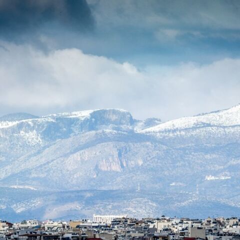 Σε χιονισμένο φόντο η Ακρόπολη: Χριστουγεννιάτικο το τοπίο της Αττικής