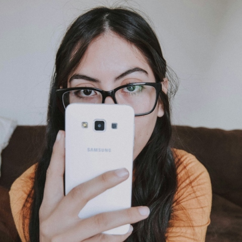 γυναικα κρατα κινητο τηλεφωνο