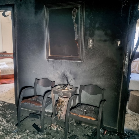 Στάχτη και αποκαΐδια: Εικόνες από το εσωτερικό του ξενοδοχείου στην Καλαμπάκα