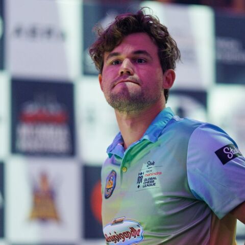 Σκάκι: Ο Μάγκνους Κάρλσεν επιστρέφει μετά την ποινή για το τζιν που φορούσε