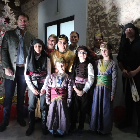 Ο Στέφανος Κασσελάκης με ποντιακη χορωδία