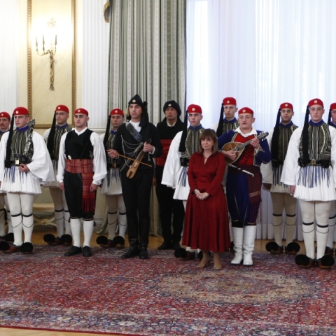 Η Κ. Σακελλαροπούλου με την μπάντα των Ενόπλων Δυνάμεων