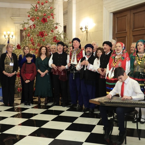 Πρωτοχρονιάτικα κάλαντα στον πρωθυπουργό Κυριάκο Μητσοτάκη στο Μέγαρο Μαξίμου