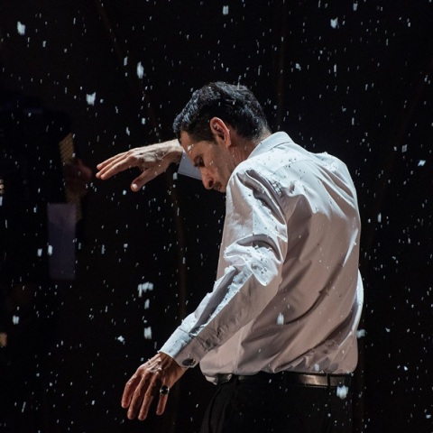 Η παράσταση στο ΚΘΒΕ που μας ταξιδεύει στην ψυχή του Μανώλη Χιώτη