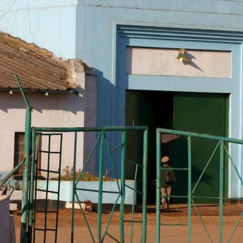 Ζάμπια: Μεθυσμένος αστυνομικός απελευθέρωσε 13 κρατούμενους για να γιορτάσουν την... Πρωτοχρονιά