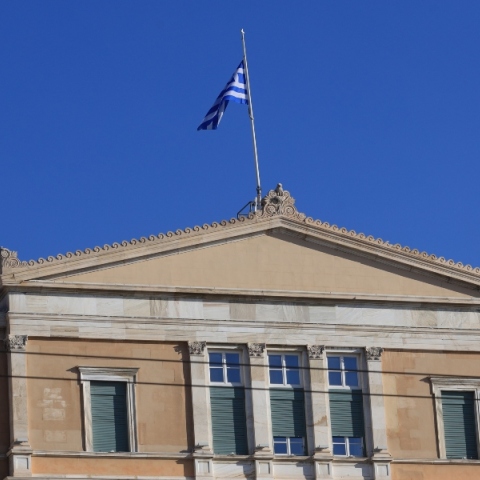 Μεσίστια η σημαία στη Βουλή για το θάνατο του Κώστα Σημίτη