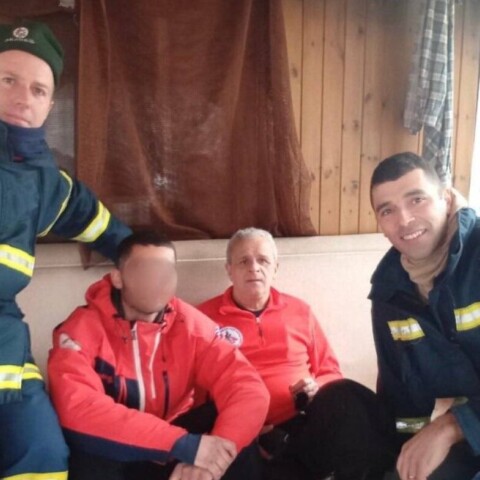 Σέλι Ημαθίας: Η πρώτη φωτογραφία του 23χρονου σκιέρ στο καταφύγιο με τους πυροσβέστες