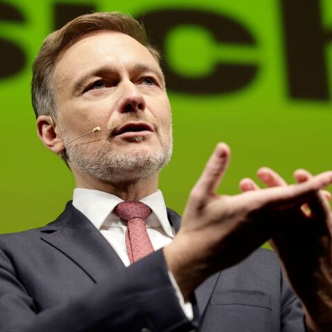 Γερμανία: Ο ηγέτης των Φιλελευθέρων και πρώην υπουργός δέχθηκε τούρτα σαπουνιού