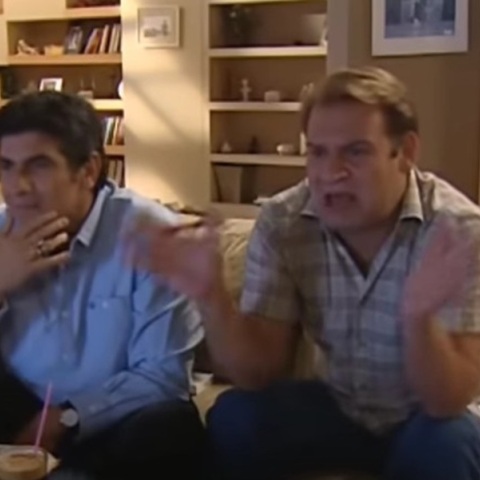 Ευτυχισμένοι Μαζί: Ο...Μάκης Κοτσάμπασης αναβίωσε επική σκηνή από τη σειρά ρίχνοντας το TikTok