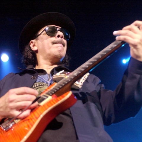 Ο κιθαρίστας Κάρλος Σαντάνα πάνω στη σκηνή