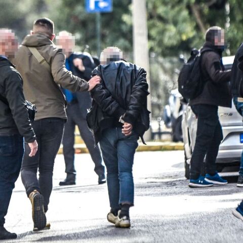 Kύκλωμα οίκων ανοχής: Κατασχέθηκαν χρυσές λίρες και πάνω από 400 χιλιάδες ευρώ - Σε διαθεσιμότητα αστυνομικοί