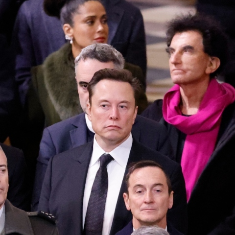 O Έλον Μασκ αναμεσα σε κοσμο