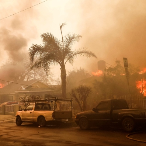φωτια, σπιτια, οχηματα
