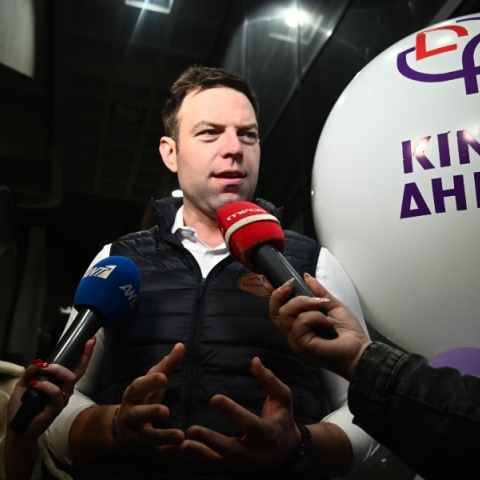 Ο Στέφανος Κασσελάκης, δημοσιογραφοι, μικρόφωνα, μπαλονια