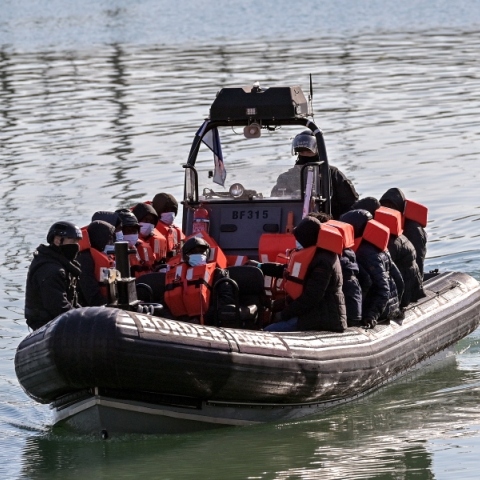 βαρκα λιμενικου με επιβατες