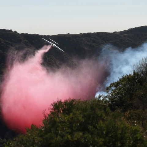 Ποια είναι η ροζ σκόνη που χρησιμοποιείται για την καταπολέμηση των πυρκαγιών στην Καλιφόρνια;