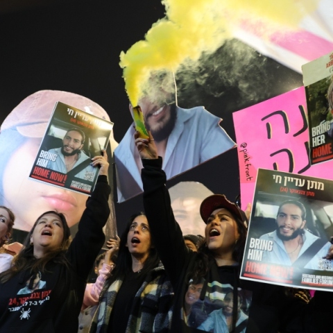 διαδηλωτες, καπνογονα, αφισες