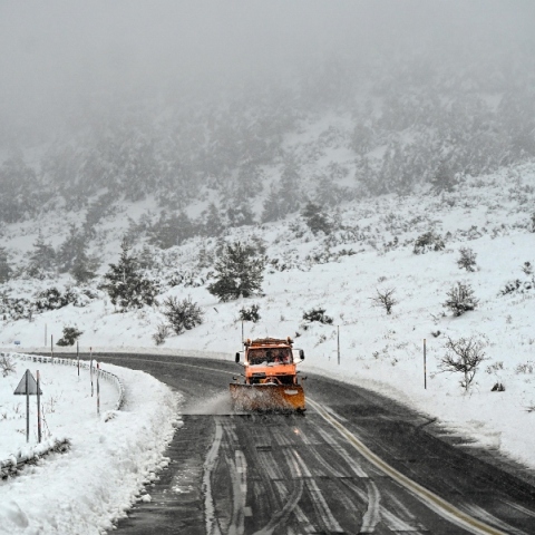 χιονια, εσκαφεας, δρομος, βουνα, δεντρα