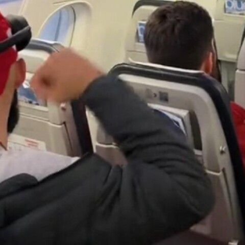 Εβάν Φουρνιέ: Τραγουδάει τον ύμνο του Ολυμπιακού στο αεροπλάνο