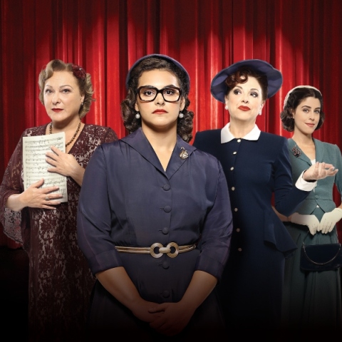 4 γυναικες γυναικες ντυμενες με ρουχα εποχης