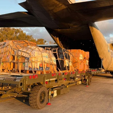 αεροσκαφος φορτωνει ανθρωπιστική βοήθεια