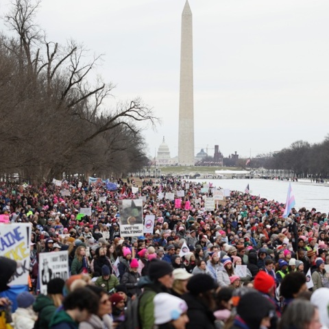 Χιλιάδες διαδηλωτές στους δρόμους της Ουάσινγκτον κατά του Ντόναλντ Τραμπ