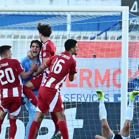 Ατρόμητος-Ολυμπιακός 1-2: «Διπλό» στο Περιστέρι με ήρωα Τζολάκη