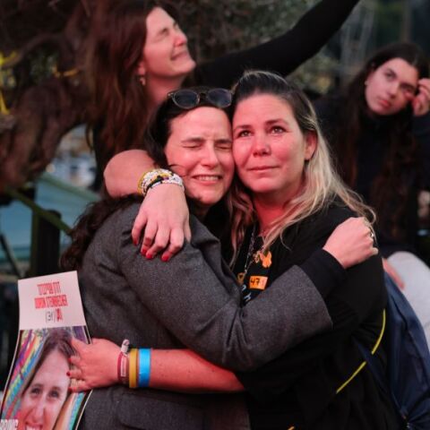 Τελ Αβίβ: Αγωνία, δάκρυα και συγκινητικές εικόνες για την απελευθέρωση των πρώτων ομήρων