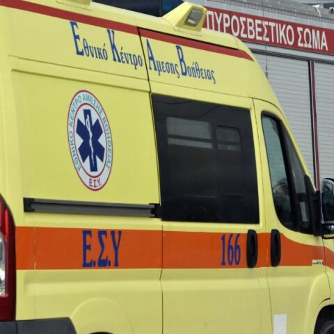 Ασθενοφόρο του ΕΚΑΒ και πίσω του όχημα της Πυροσβεστικής