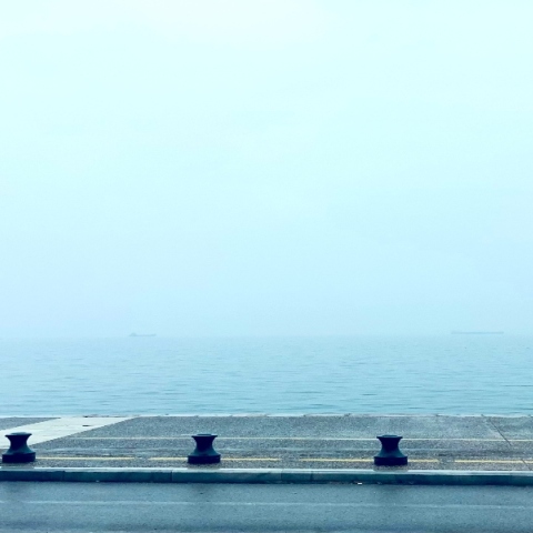 παραλία θεσσαλονίκης με ομίχλη