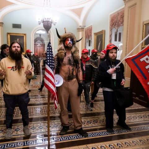 Ντόναλντ Τραμπ: Ο Σαμάνος του Καπιτωλίου πανηγυρίζει την χάρη και θέλει να αγοράσει όπλα