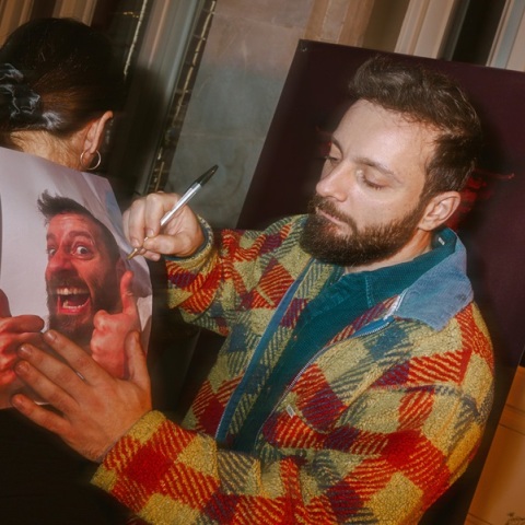 Ο Ηλίας Μουλάς πρωταγωνιστεί στο Merde! που κάνει πρεμιέρα στις 24 Ιανουαρίου στο Δημοτικό Θέατρο Πειραιά