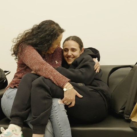 Ισραηλινές όμηροι μετά την απελευθέρωσή τους