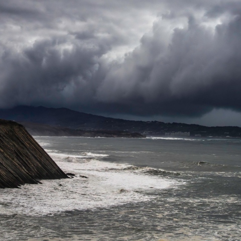 ουρανος, θαλασσα, βουνο, καταιγιδα