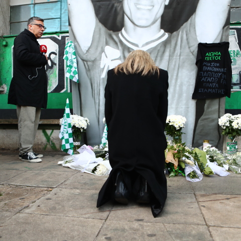 Μίμης Δομάζος: Στη Λεωφόρο η σορός του «Στρατηγού» - Η συγκινητική κίνηση της κόρης του 