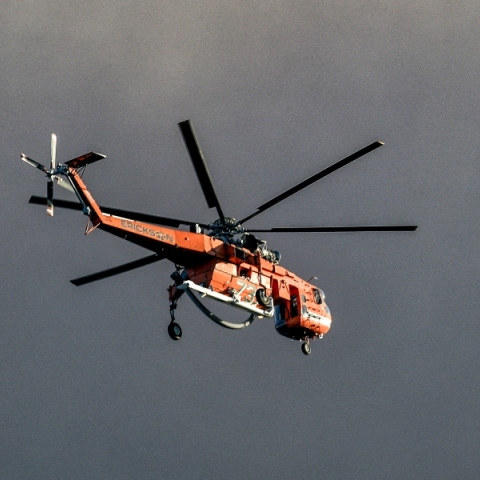 ελικοπτερο πυροσβεστικης ριχνει νερο