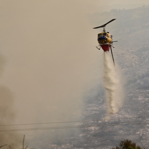 ελικοπτερο πυροσβεστικης ριχνει νερο